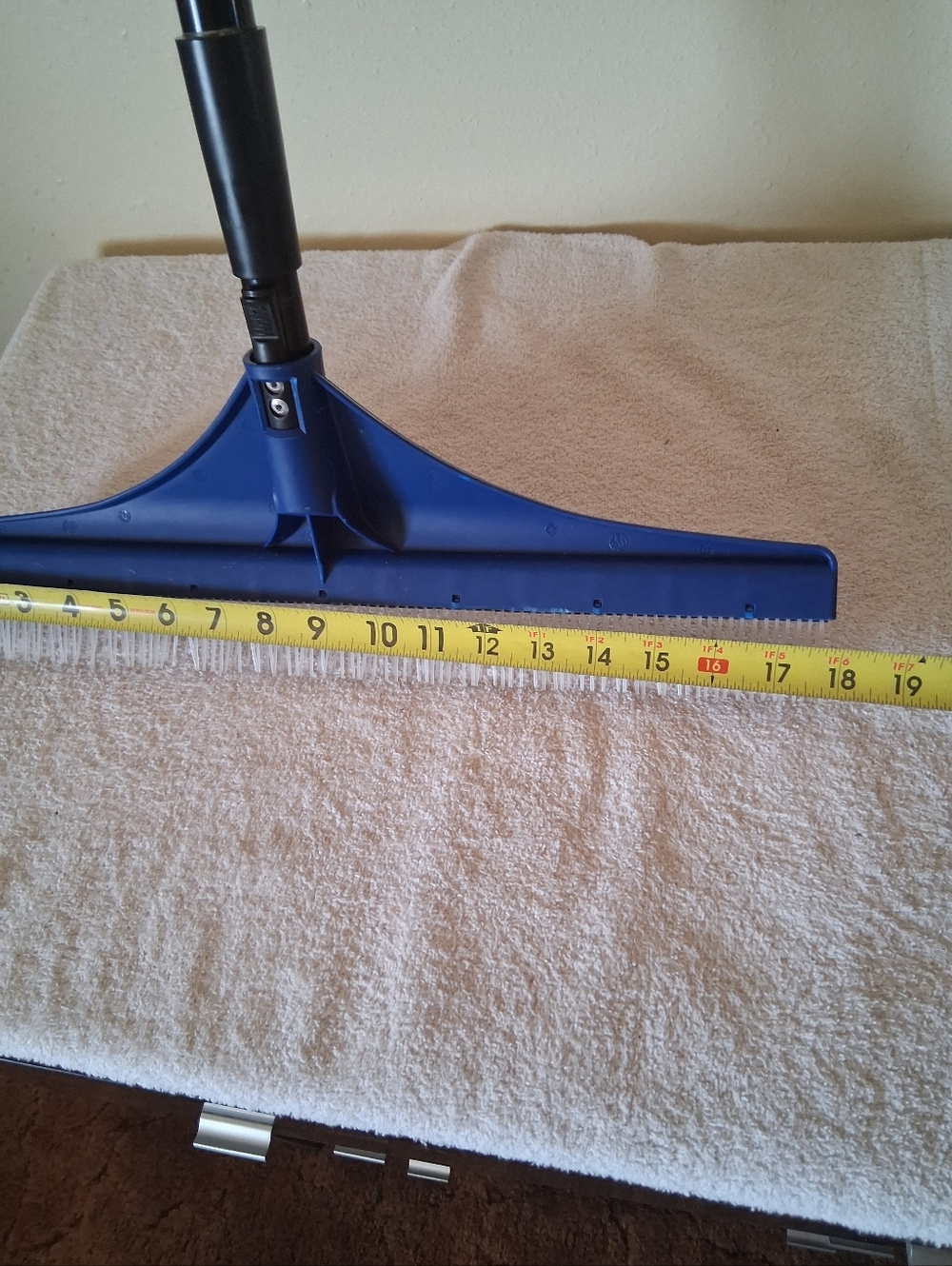New 18" Carpet Rake 51" Telescope Handle Plastic Light Weight Black Blue Nwot - Picture 3 of 8